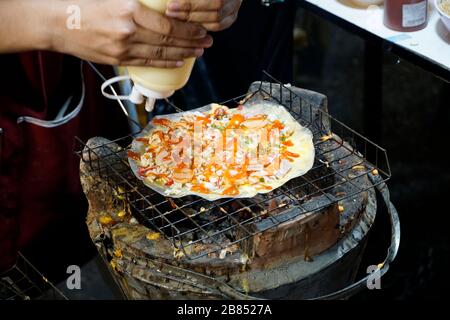 Thai Woman bereitet vietnamesischen Pizza Nachtmarkt vor Stockfoto