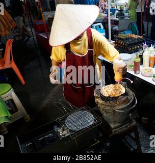 Thai Woman bereitet vietnamesischen Pizza Nachtmarkt vor Stockfoto