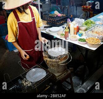 Thai Woman bereitet vietnamesischen Pizza Nachtmarkt vor Stockfoto