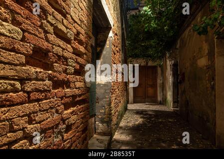 Alte Mauer in einer engen Gasse im Cannaregio District, Venedig/Italien Stockfoto