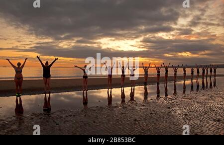 Portobello, Edinburgh, Schottland, Großbritannien. März 2020. Temperatur 0 Grad Celsius, da die WanderWoman Scotland darüber nachdenken, ihre soziale Distanz halten zu müssen, feiern Sie Spring Equinox mit einem Sonnenaufgang. Während der Äquinoktien beträgt die Neigung der Erde (in Bezug auf die Sonne) 0 Grad und ist aufgrund ihrer Tagesdauer und der Nacht fast gleich am Tag der Äquinoktien, d. H. 12 Stunden Stockfoto