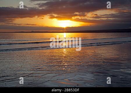 Portobello, Edinburgh, Schottland, Großbritannien. März 2020. Dramatischer Himmel bei Sonnenaufgang. Temperatur 0 Grad Celsius. Während der Äquinoktien beträgt die Neigung der Erde (in Bezug auf die Sonne) 0 Grad und ist aufgrund ihrer Tagesdauer und der Nacht fast gleich am Tag der Äquinoktien, d. H. 12 Stunden. Stockfoto