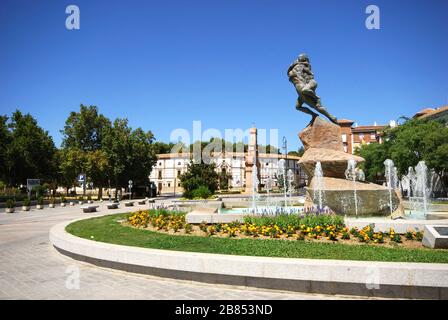 Springbrunnen in der Plaza Castilla mit der Stierkampfarena nach hinten, Antequera, Spanien. Stockfoto