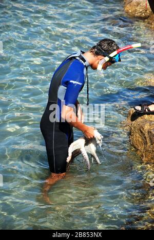 Teenager-Junge im Meer, mit einem Tintenfisch, Fuengirola, Spanien. Stockfoto