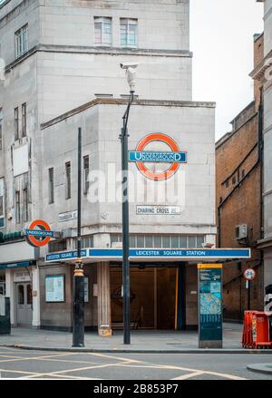 Der U-Bahnhof Leicester Square im Londoner West End ist wegen des Ausbruchs von Coronavirus leer Stockfoto