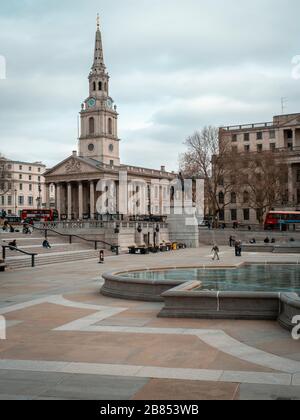 Der Trafalgar Square im Londoner West End steht wegen des Ausbruchs von Coronavirus leer Stockfoto