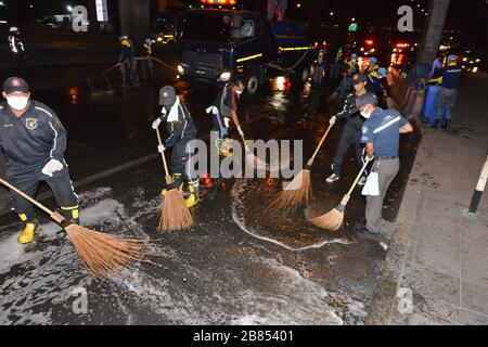 Pathum Thani, Thailand. März 2020. In der Nacht vom 19. März 2020 halfen die thailändischen Luftstreitkräfte, Menschen und Freiwillige, Wasser zu sprühen, die Straßen zu reinigen, die Kaufhäuser zu reinigen, Bushaltestellen in Rangsit, Phahonyothin Road. Die Provinz Pathum Thani Thailand ist ein Ort, an dem sich viele Menschen um Sauberkeit versammeln, um den Ausbruch von Coronavirus (COVID-19) zu verhindern. (Foto von Teera Noisakran/Pacific Press) Credit: Pacific Press Agency/Alamy Live News Stockfoto