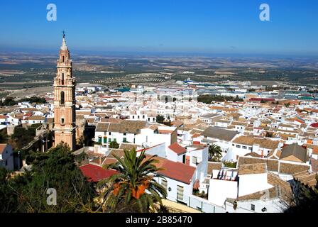 Torre de la Victoria und allgemeiner Blick über die Dächer in Richtung Landschaft, Estepa, Spanien. Stockfoto