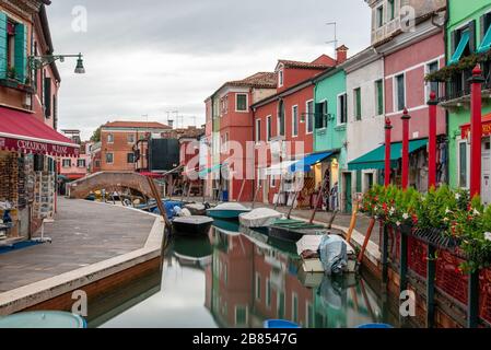 Farbenfrohe Häuser im Rio Pontinello auf der Insel Burano, Venedig/Italien Stockfoto