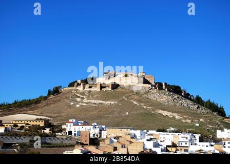 Blick auf die Stadt mit Schloss, Kirche und Kloster (Iglesia y Convento de Santa Clara de Jesus) am Hang, Estepa, Spanien. Stockfoto