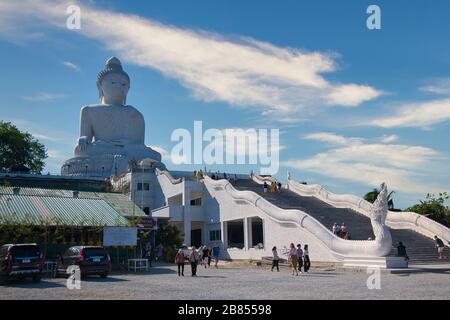 Großes Buddha-Denkmal auf der Insel Phuket, Thailand. Phuket Big Buddha ist eines der wichtigsten und verehrten Wahrzeichen auf der Insel Phuket. Stockfoto