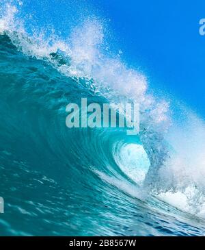 Blaue Ozeanwelle unter blauem Himmel Stockfoto