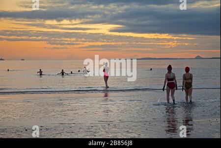 Portobello, Edinburgh, Schottland, Großbritannien. März 2020. Temperatur 0 Grad Celsius, während die WanderWoman Scotland Spring Equinox mit einem Sonnenaufgang feiern. Während der Äquinoktien beträgt die Neigung der Erde (in Bezug auf die Sonne) 0 Grad und ist aufgrund ihrer Tagesdauer und der Nacht fast gleich am Tag der Äquinoktien, d. H. 12 Stunden. Stockfoto