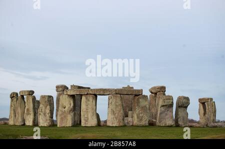 Stonehenge in der Salisbury Plain in in Wiltshire, wo die traditionellen Äquinoktialfeiern innerhalb der Steine abgesagt wurden, nachdem English Heritage, das die Attraktion verwaltet, das Gelände nach Regierungsratschlägen zu Coronavirus bis zum 1. Mai geschlossen hatte. Stockfoto