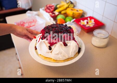 Pavlova-Kuchen mit Obstcreme Stockfoto