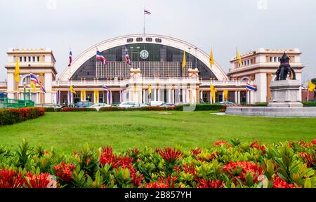 Schöne bunte Blumen vor der Fassade der berühmten Hua Lamphong Station, im Zentrum der Stadt, im Pathum WAN District, Bangkok, Stockfoto