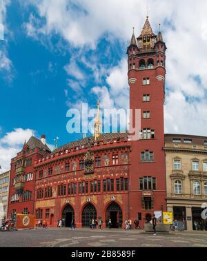 Großer Blick auf das berühmte Baseler Rathaus in extremer Weitwinkelperspektive an einem schönen Tag mit blauem Himmel. Es ist der Sitz der Regierung Basel... Stockfoto