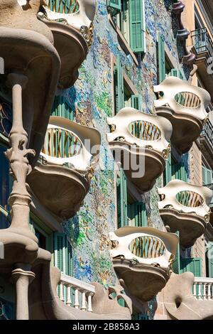 BARCELONA, SPANIEN - 04. JUNI 2019: Das von Antoni Gaudi entworfene Casa Batllo ist eine der Hauptattraktionen in der Innenstadt von Barcelona Stockfoto