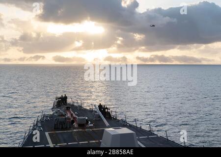 200229-N-OQ778-1019 ATLANTISCHER OZEAN (FEB. 29, 2020) der Lenkflugkörperzerstörer der Arleigh-Burke-Klasse USS Truxtun (DDG 103) transits den Atlantik. Truxtun führt Operationen im Atlantik als Teil der "USS Dwight D. Eisenhower Carrier Strike Group" durch. (USA Navy-Foto von Mass Communication Specialist, 3. Klasse, Kody A. Phillips/veröffentlicht) Stockfoto