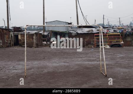 Fußballplatz, Mathare Slum, Nairobi, Kenia. Mathare ist eine Sammlung von Slums im Nordosten des zentralen Zentrums von Nairobi, Kenia mit einer Bevölkerung von ungefähr Stockfoto