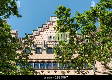 BARCELONA, SPANIEN - 04. JUNI 2019: Casa Amatller von Josep Puig Cadafalch ist ein modernes Gebäude in der Innenstadt von Barcelona Stockfoto