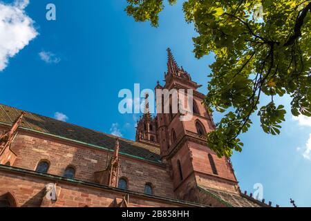 Großer Nahblick auf die beiden Türme und das Hauptdach des Basel Minster. Der vorstehende Turm heißt Georgsturm und der dahinter liegende Turm heißt... Stockfoto