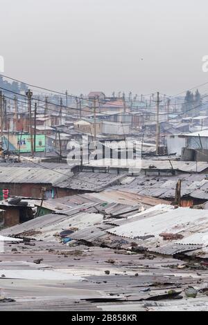 Blick über die Dächer von Mathare, Nairobi, Kenia. Mathare ist eine Sammlung von Slums im Nordosten des zentralen Zentrums von Nairobi, Kenia mit einem PO Stockfoto