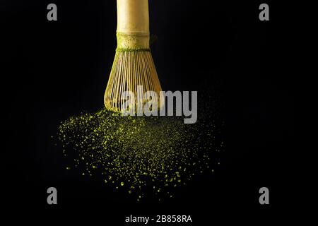 Japanischer Matcha-Grüntee für gesundes Lifestyle-Design. Organischer grüner Tee Matcha Pulverspritzer. Stockfoto