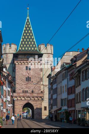 Großartiger Nahblick auf das Spalentor (Tor von Spalen) im Hochformat. Das berühmte Wahrzeichen von Basel, die Schweiz, gilt als eines der bea-Länder mit den meisten bea-Aktivitäten Stockfoto