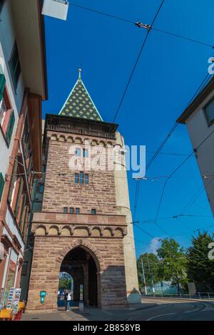 Schöner Nahblick auf das Spalentor (Tor von Spalen) im Hochformat. Es ist das prächtigste und beeindruckendste Tor von der Stadtbefestigung... Stockfoto