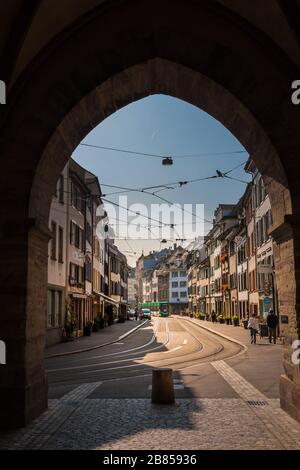 Schöner Blick auf die Spalenvorstädter Straße in Basel unter dem Spalentor (Spaltentor). Es zeigt Restaurants, Geschäfte und Wohnungen in einer schönen Atmosphäre... Stockfoto