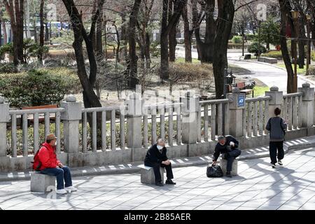 (200320) -- SEOUL, 20. März 2020 (Xinhua) -- Menschen ruhen außerhalb des geschlossenen Tapgol Parks in Seoul, Südkorea, 20. März 2020. Südkorea meldete am Thurday 87 weitere Fälle der COVID-19 und erhöhte die Gesamtzahl auf 8.652. (Newsis/Handout über Xinhua) Stockfoto