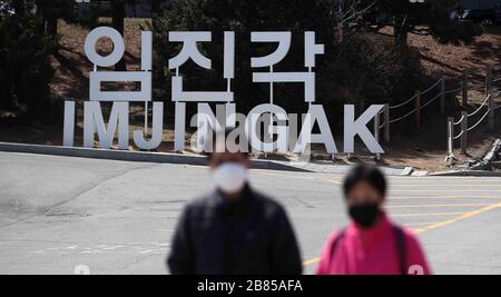 (200320) -- SEOUL, 20. März 2020 (Xinhua) -- Besucher, die Masken tragen, werden am Imjingak Scenic Spot in Paju-Stadt, Südkorea, 20. März 2020 gesehen. Südkorea meldete am Thurday 87 weitere Fälle der COVID-19 und erhöhte die Gesamtzahl auf 8.652. (Newsis/Handout über Xinhua) Stockfoto