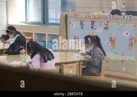 (200320) -- SEOUL, 20. März 2020 (Xinhua) -- Kinder haben Unterricht in einem Treuhand-Klassenzimmer einer Grundschule in Seoul, Südkorea, 20. März 2020. Südkorea meldete am Thurday 87 weitere Fälle der COVID-19 und erhöhte die Gesamtzahl auf 8.652. (Newsis/Handout über Xinhua) Stockfoto