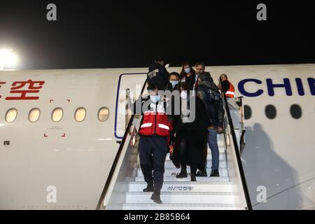 Peking, Italien. März 2020. Mitglieder eines chinesischen Hilfsteams kommen am 12. März 2020 zum Flughafen Fiumicino in Rom, Italien. Credit: Cheng Tingting/Xinhua/Alamy Live News Stockfoto
