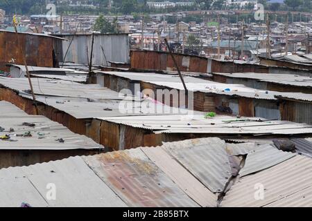 Blick über die Dächer von Mathare, Nairobi, Kenia. Mathare ist eine Sammlung von Slums im Nordosten des zentralen Zentrums von Nairobi, Kenia mit einem PO Stockfoto