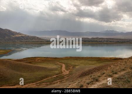 Wolken über dem Toktogul-Reservoir, dem Reservoir auf dem Gebiet des Toktogul-Distrikts der Region Jalal-Abad in Kirgisistan. Stockfoto