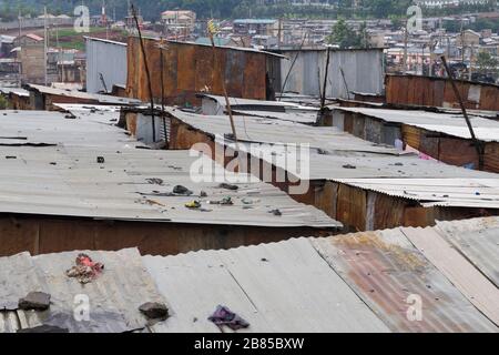 Blick über die Dächer von Mathare, Nairobi, Kenia. Mathare ist eine Sammlung von Slums im Nordosten des zentralen Zentrums von Nairobi, Kenia mit einem PO Stockfoto