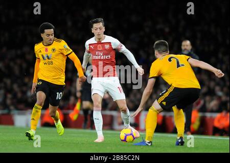 Mesut …zil von Arsenal und Hlder Costa von Wolverhampton Wanderers im Einsatz während des Premier-League-Spiels zwischen Arsenal und Wolverhampton Wanderers im Emirates Stadium in London, Großbritannien - 11. November 2018 Stockfoto