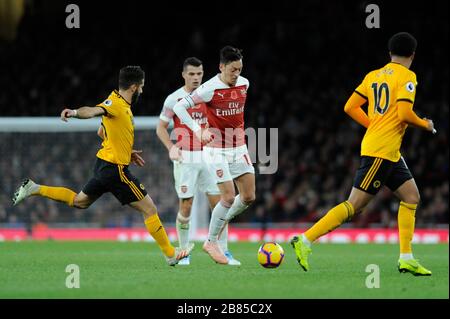 Mesut …zil von Arsenal im Einsatz während des Premier-League-Spiels zwischen Arsenal und Wolverhampton Wanderers im Emirates Stadium in London, Großbritannien - 11. November 2018 Stockfoto
