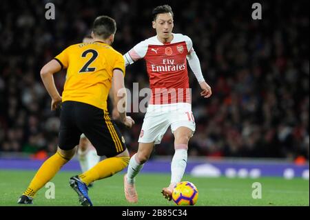 Mesut …zil von Arsenal im Einsatz während des Premier-League-Spiels zwischen Arsenal und Wolverhampton Wanderers im Emirates Stadium in London, Großbritannien - 11. November 2018 Stockfoto