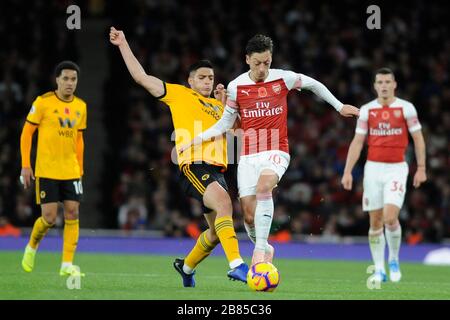 Mesut …zil von Arsenal und Raoel Jimnez von Wolverhampton Wanderers im Einsatz während des Premier-League-Spiels zwischen Arsenal und Wolverhampton Wanderers im Emirates Stadium in London, Großbritannien - 11. November 2018 Stockfoto