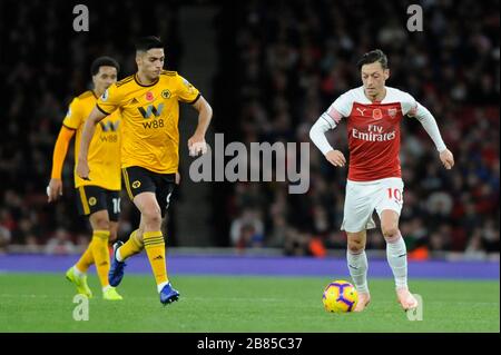 Mesut …zil von Arsenal im Einsatz während des Premier-League-Spiels zwischen Arsenal und Wolverhampton Wanderers im Emirates Stadium in London, Großbritannien - 11. November 2018 Stockfoto
