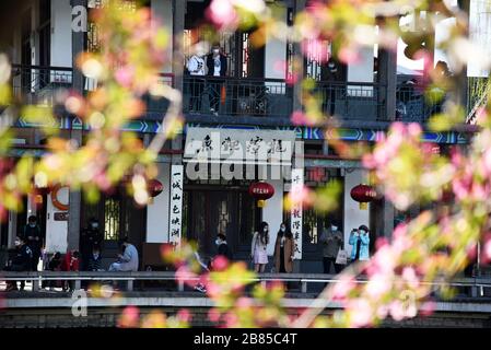 Jinan, Chinas Shandong-Provinz. März 2020. Touristen genießen die Freizeit im Wulongtan Park in Jinan, der ostchinesischen Provinz Shandong, am 19. März 2020. Credit: Wang Kai/Xinhua/Alamy Live News Stockfoto