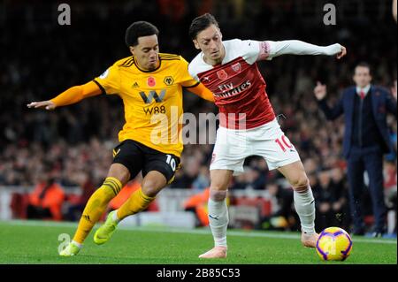 Mesut …zil von Arsenal und Hlder Costa von Wolverhampton Wanderers im Einsatz während des Premier-League-Spiels zwischen Arsenal und Wolverhampton Wanderers im Emirates Stadium in London, Großbritannien - 11. November 2018 Stockfoto