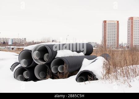 Stilles Verlegen von Engineering- und Heizsystemen. Bis zum Erwärmen gefroren. Stockfoto