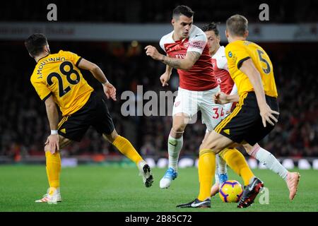 Granit Xhaka von Arsenal im Einsatz während des Premier-League-Spiels zwischen Arsenal und Wolverhampton Wanderers im Emirates Stadium in London, Großbritannien - 11. November 2018 Stockfoto