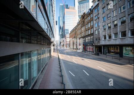 20. März 2020, Hessen, Frankfurt am Main: Neue Mainzer Straße scheint sauber gefegt zu sein. Im Stadtzentrum der Bankenmetropole ist der Stau viel leiser. Foto: Andreas Arnold / dpa Stockfoto