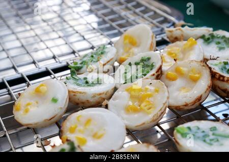 KA Nom Krok (thailändisches Wort), eine Art thailändisches Süßfleisch, thailändisches Dessert, Coconut Pudding, Coconut Rice Cake, thailändisches Straßendessert, gegrilltes Kokosnuss-Reis-Panca Stockfoto