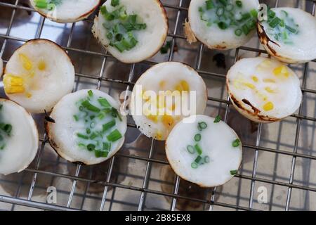 KA Nom Krok (thailändisches Wort), eine Art thailändisches Süßfleisch, thailändisches Dessert, Coconut Pudding, Coconut Rice Cake, thailändisches Straßendessert, gegrilltes Kokosnuss-Reis-Panca Stockfoto